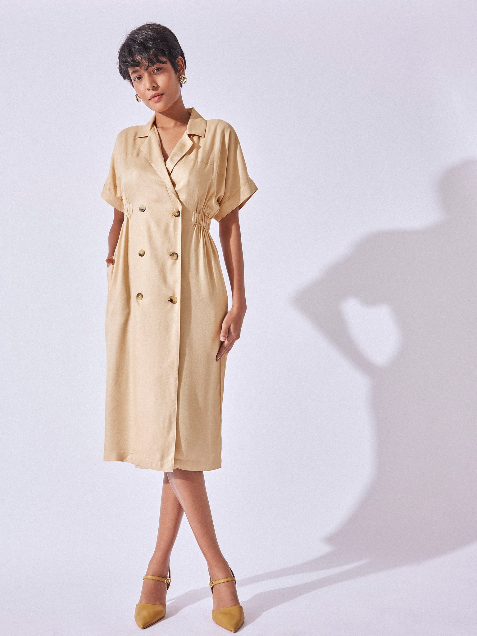 Beige Lapel Collar Midi Dress
Beige Lapel Collar Midi Dress