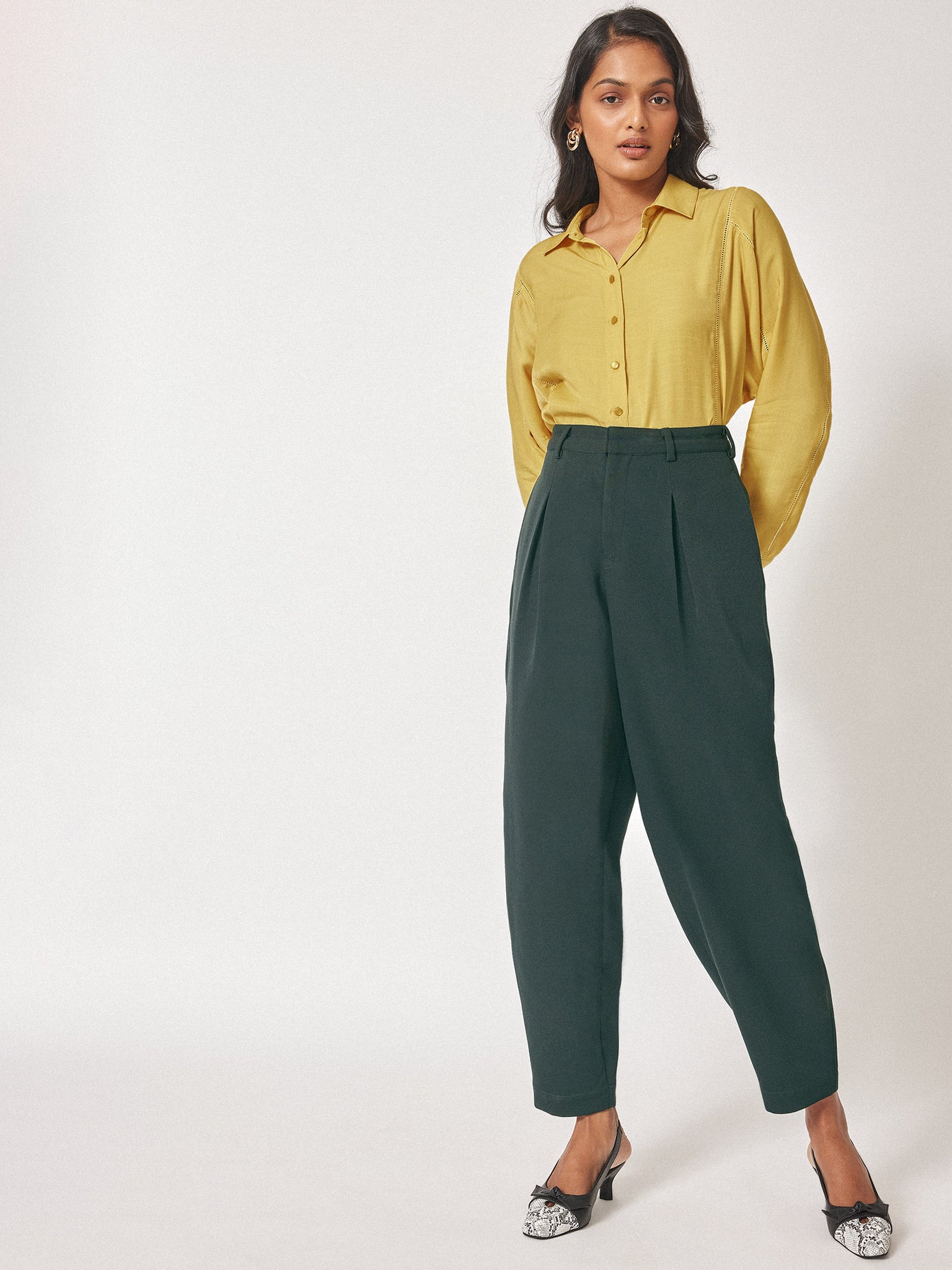 Dark Green Pleated Tapered Pants
Dark Green Pleated Tapered Pants