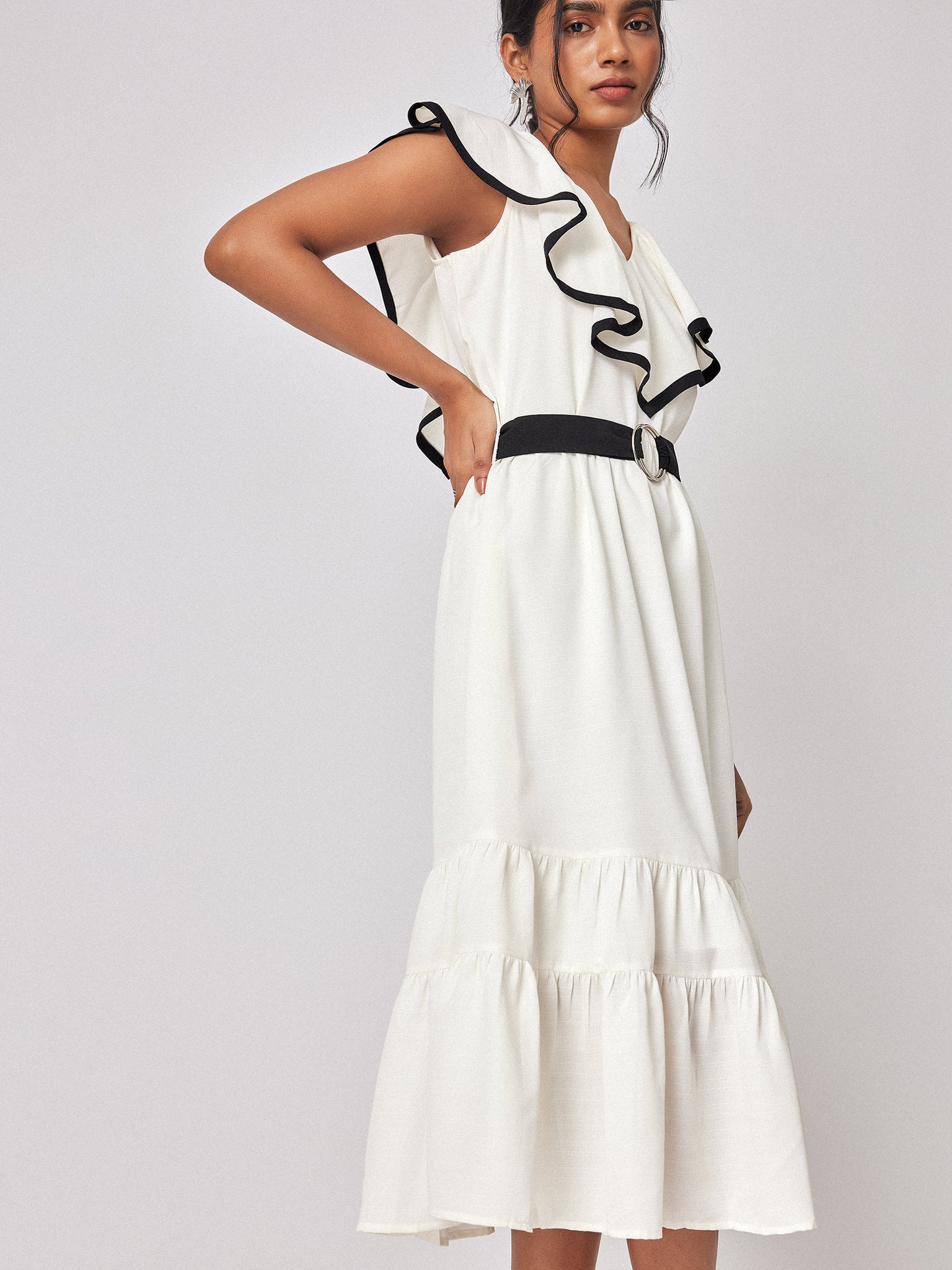 White Contrast Piping Tiered Dress
White Contrast Piping Tiered Dress
