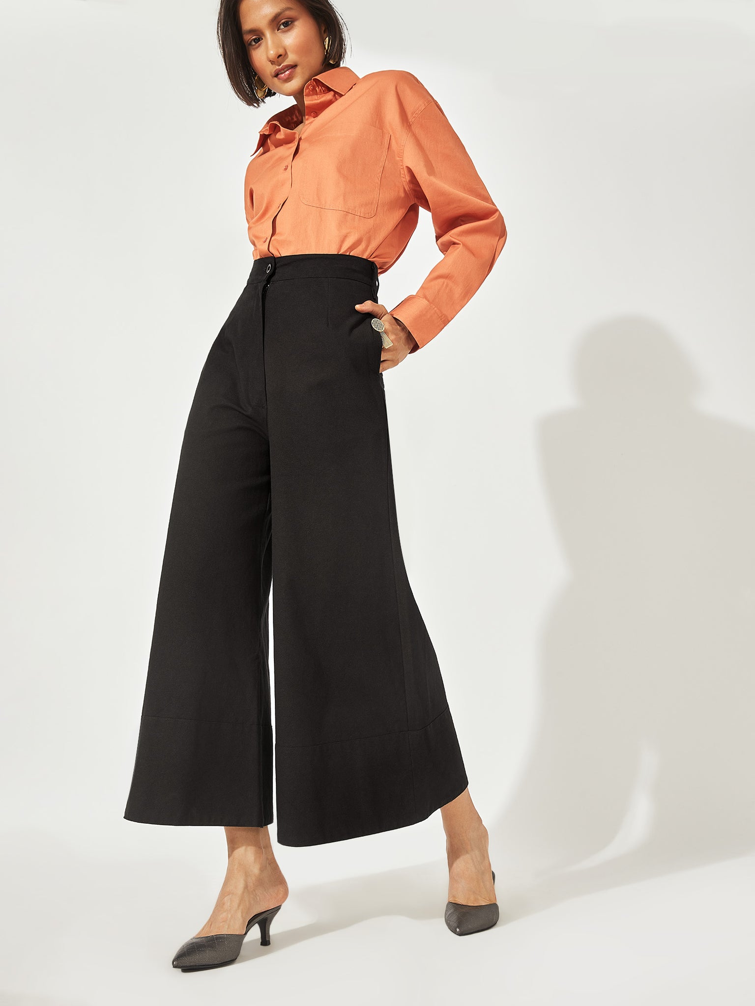 Black Wide Bottom Flare Pants
Black Wide Bottom Flare Pants