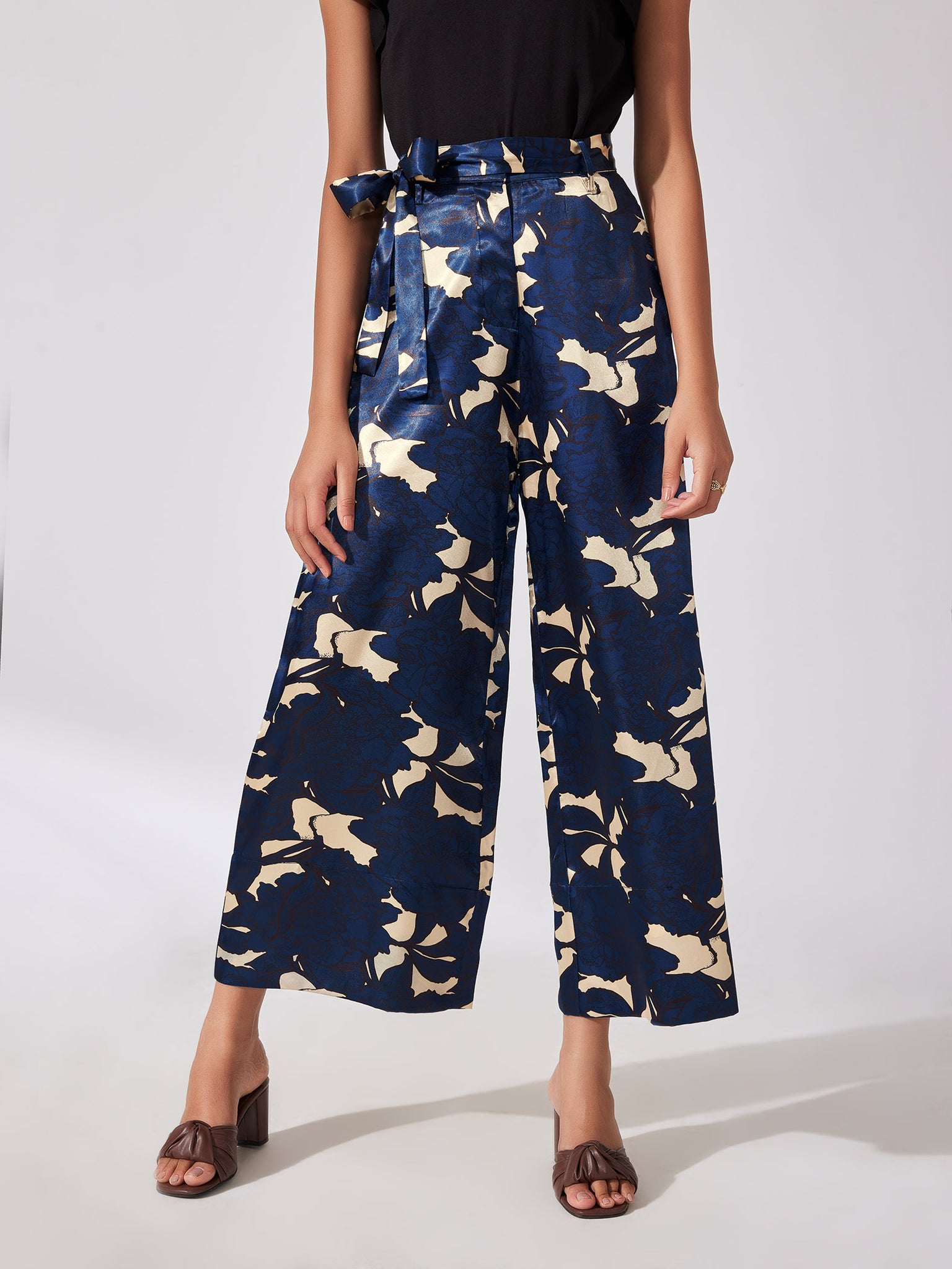 Floral High Waist Flare Pants
Floral High Waist Flare Pants