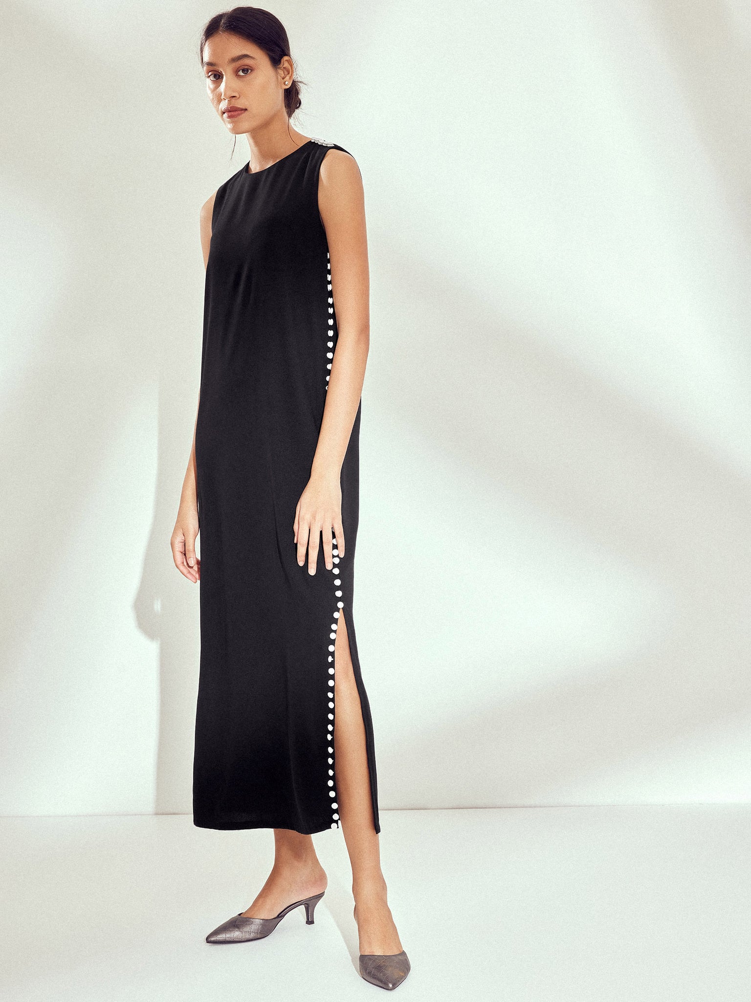 Monochrome Side Slit Shift Dress
Monochrome Side Slit Shift Dress