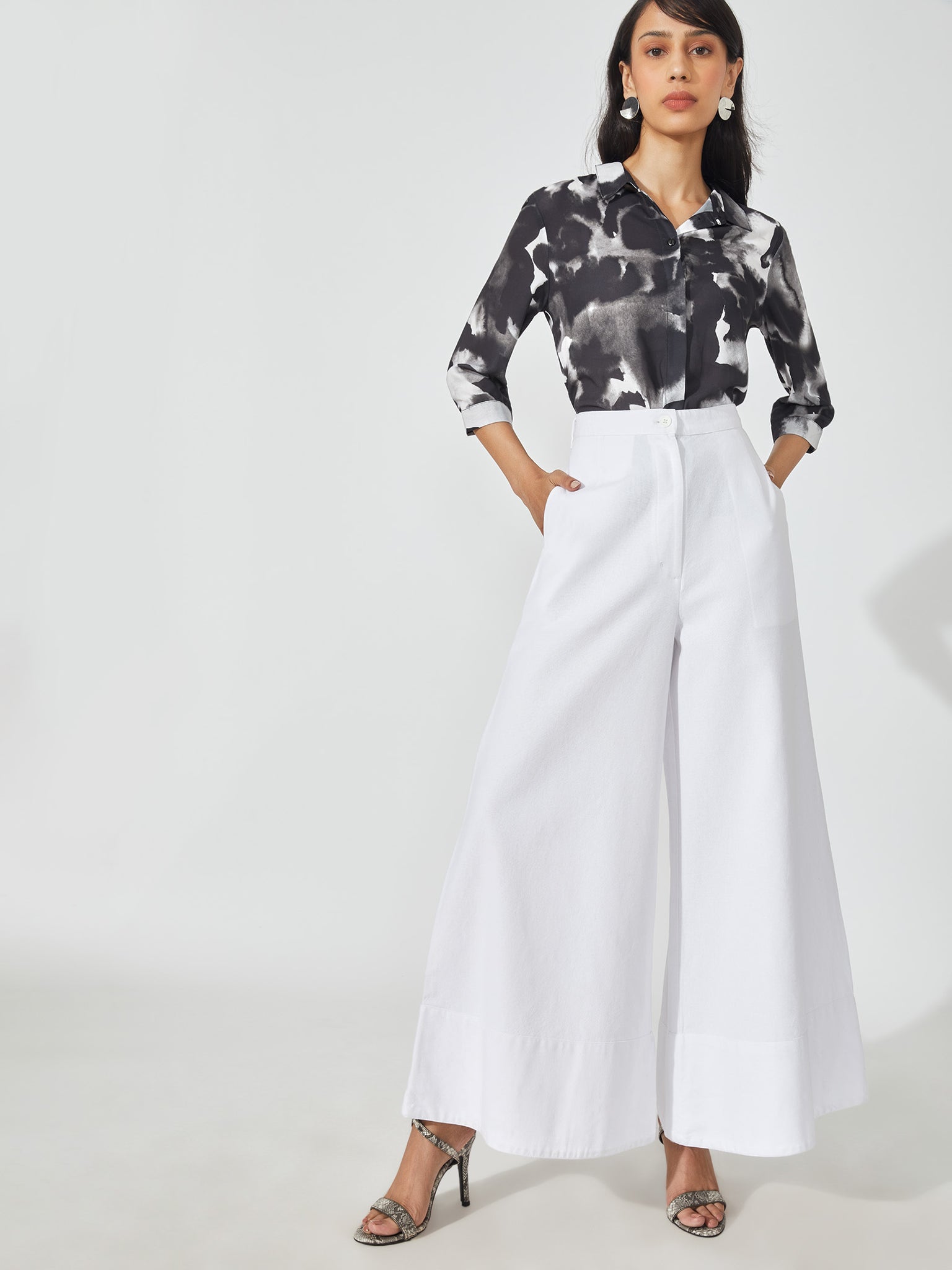 White Wide Bottom Flare Pants
White Wide Bottom Flare Pants